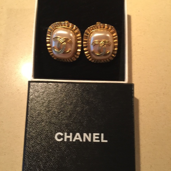 CHANEL Vintage Clip-On Earrings - Picture 14 of 14